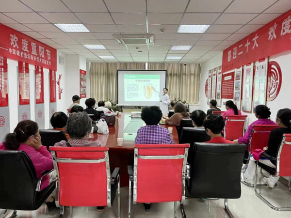 成宏口腔醫(yī)院公益行丨走進銀行、社區(qū)，科普講座＋義診，我們一直在行動！